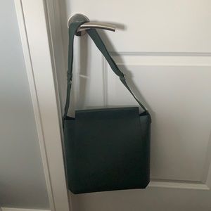 NWOT Everlane form messenger bag - dark green